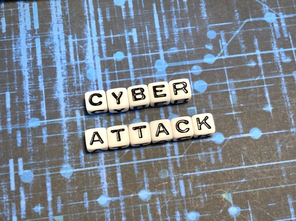 サイバー攻撃を受けているシステムをイメージした画像