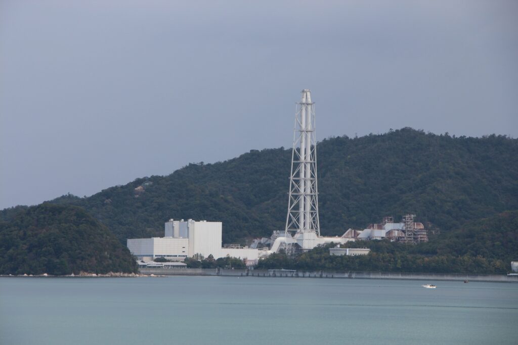 原子力発電所の外観を撮影した写真