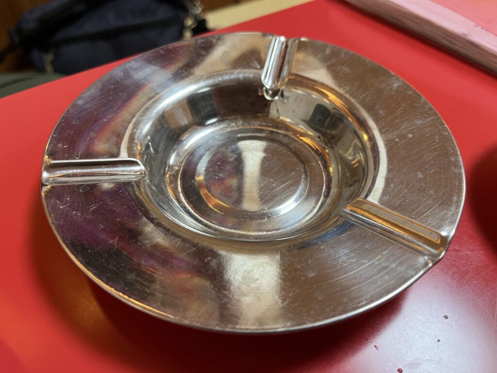 タバコを喫煙している人