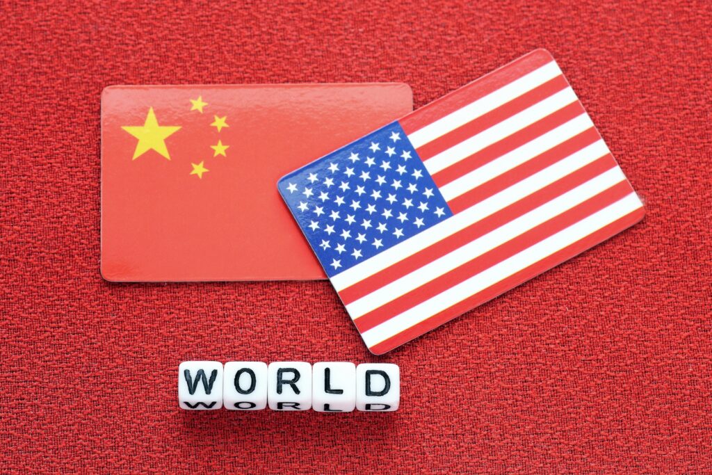 アメリカと中国の国旗を撮影した写真