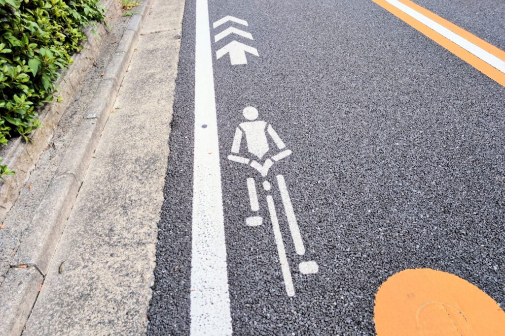 自転車で車道を走行している人