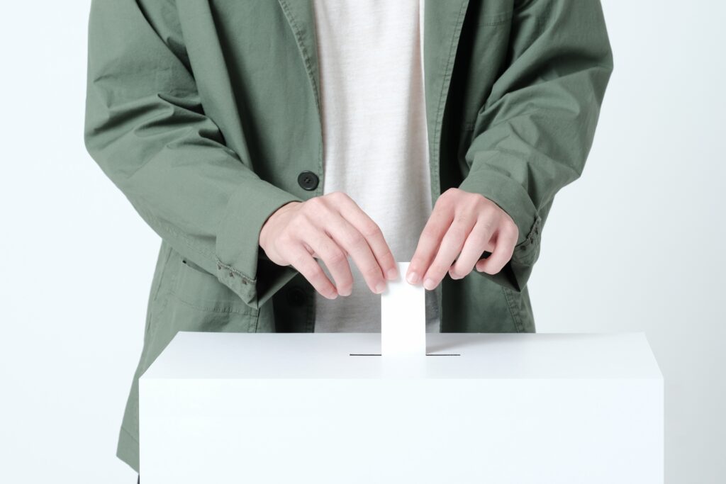 選挙に投票している男性
