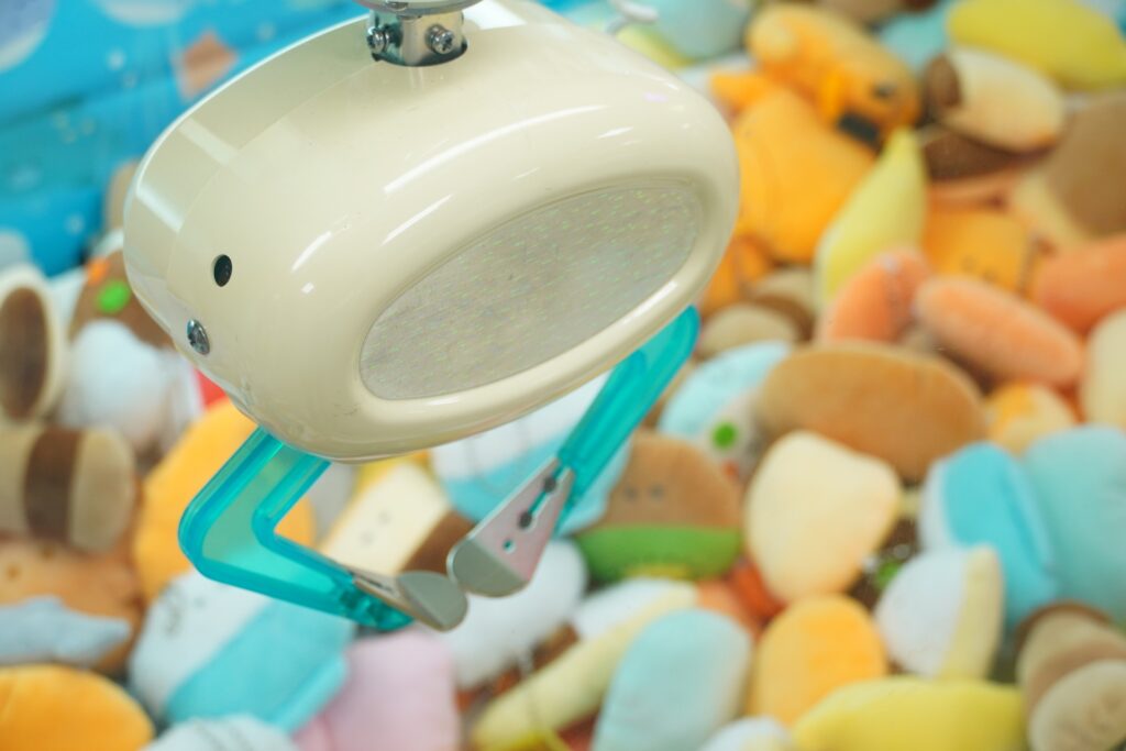 クレーンゲームをプレイしている人