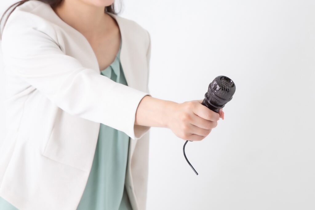 芸能人を取材している芸能リポーターをイメージした画像