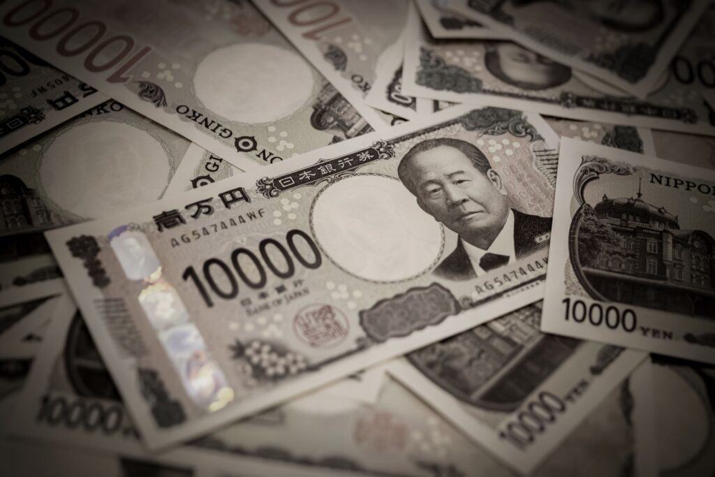裏金事件について謝罪している国会議員