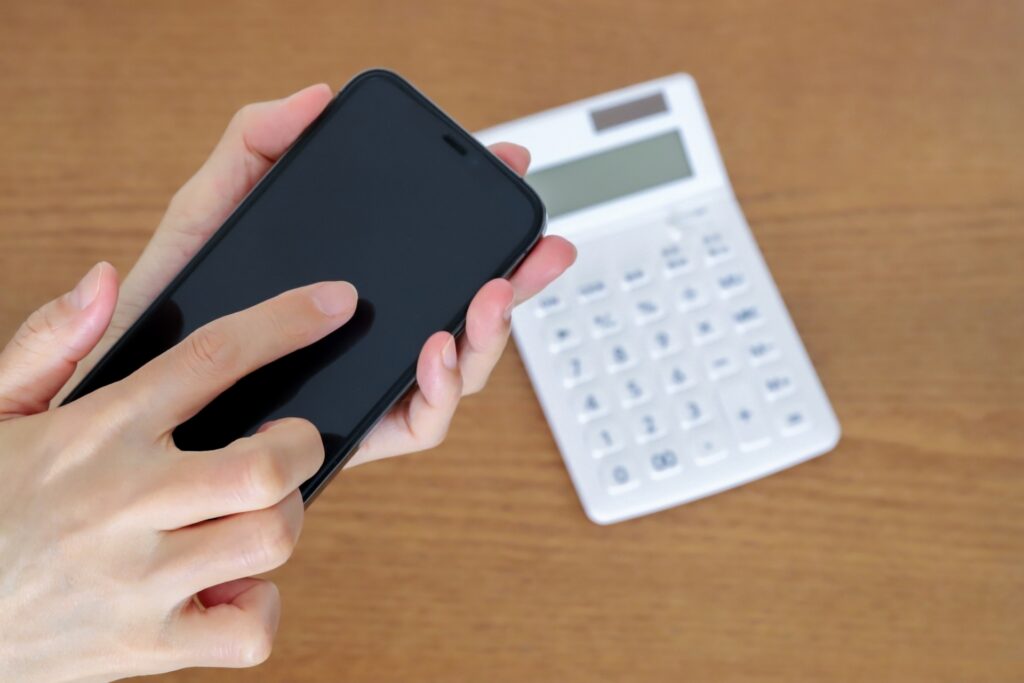 スマホ料金をチェックしている人