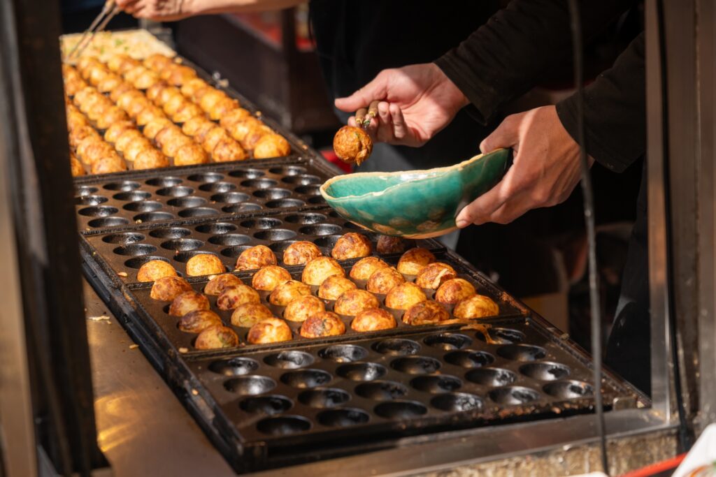 たこ焼きを焼いている人