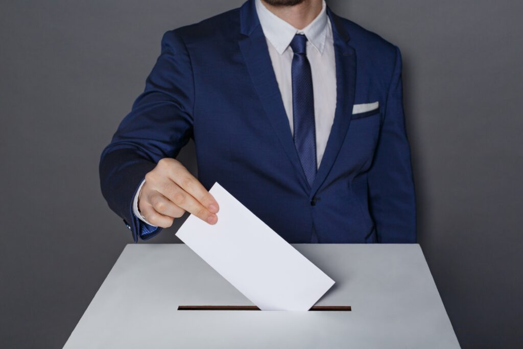 選挙に投票している人をイメージした画像
