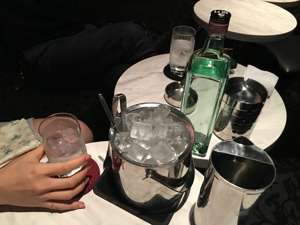 ガールズバーをイメージした写真