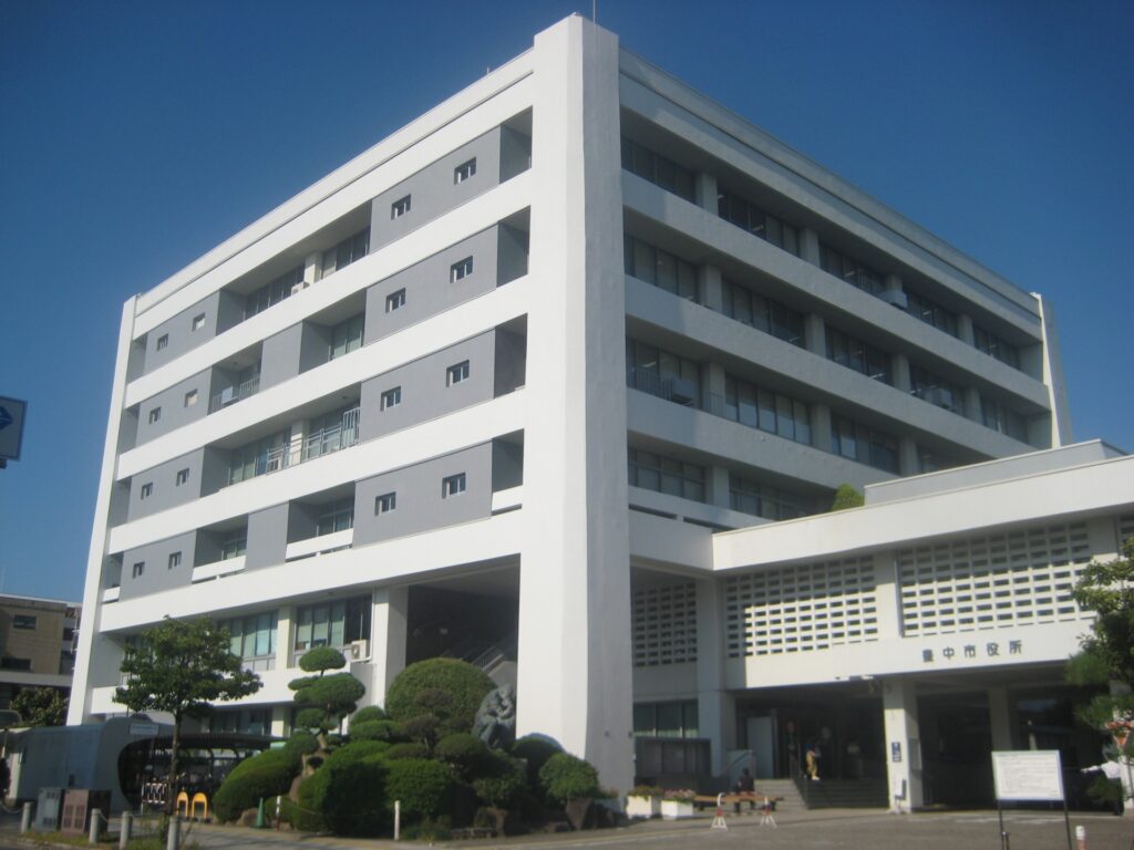 豊中市役所の外観を撮影した写真