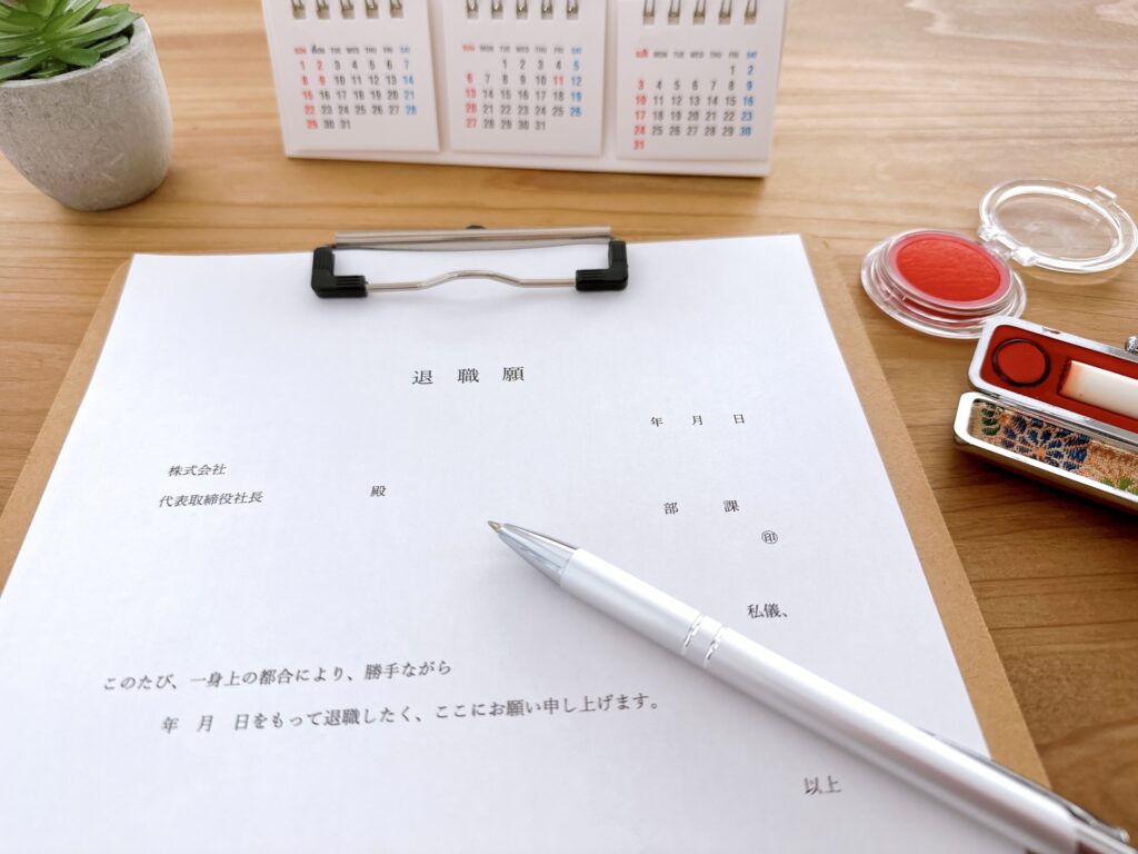 離職を検討している若者をイメージした画像