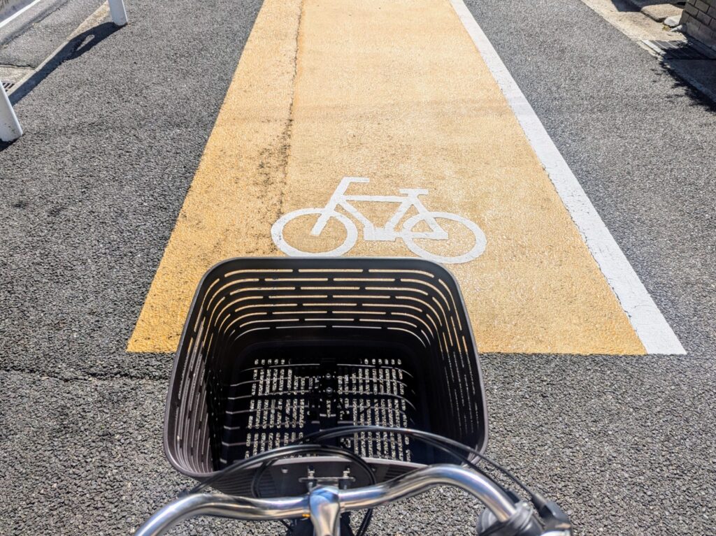 自転車で走行している人