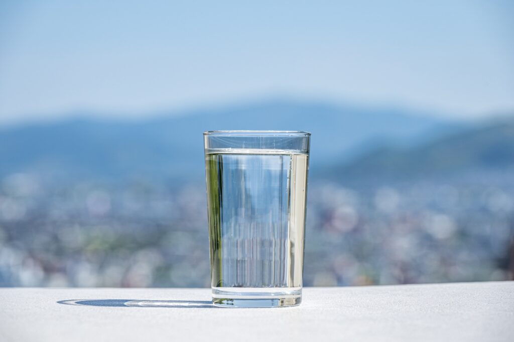 飲料水を飲んでいる人