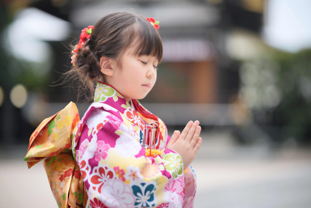 七五三で撮影している子どもをイメージした写真