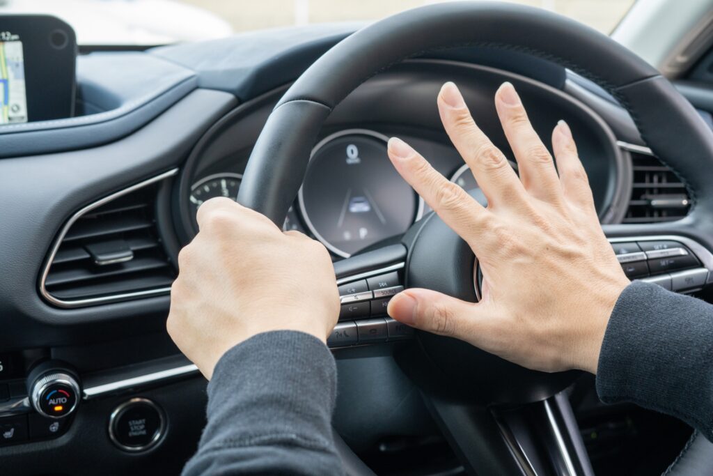 危険運転している人をイメージした画像