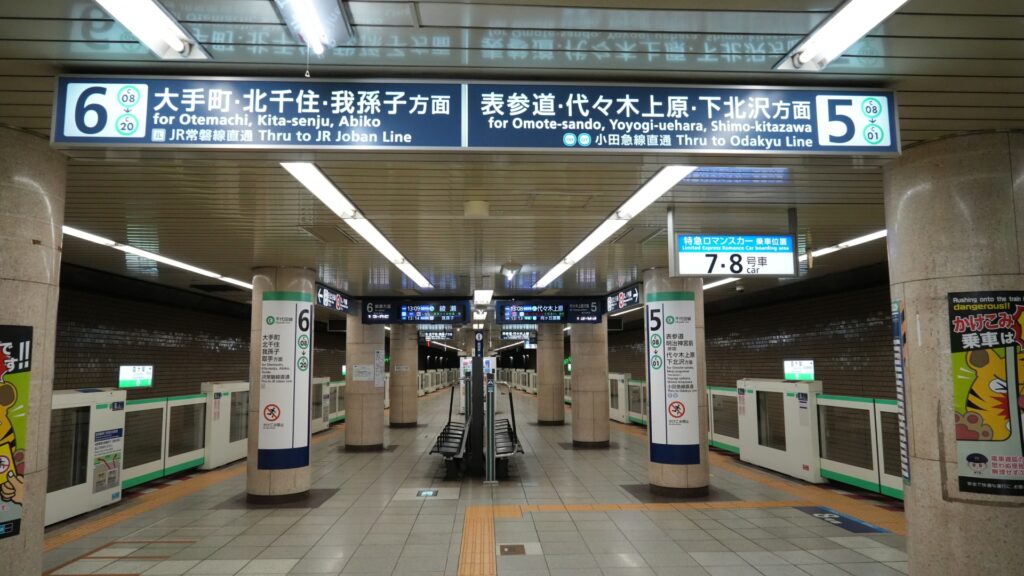 東京メトロの乗車ホームを撮影した画像