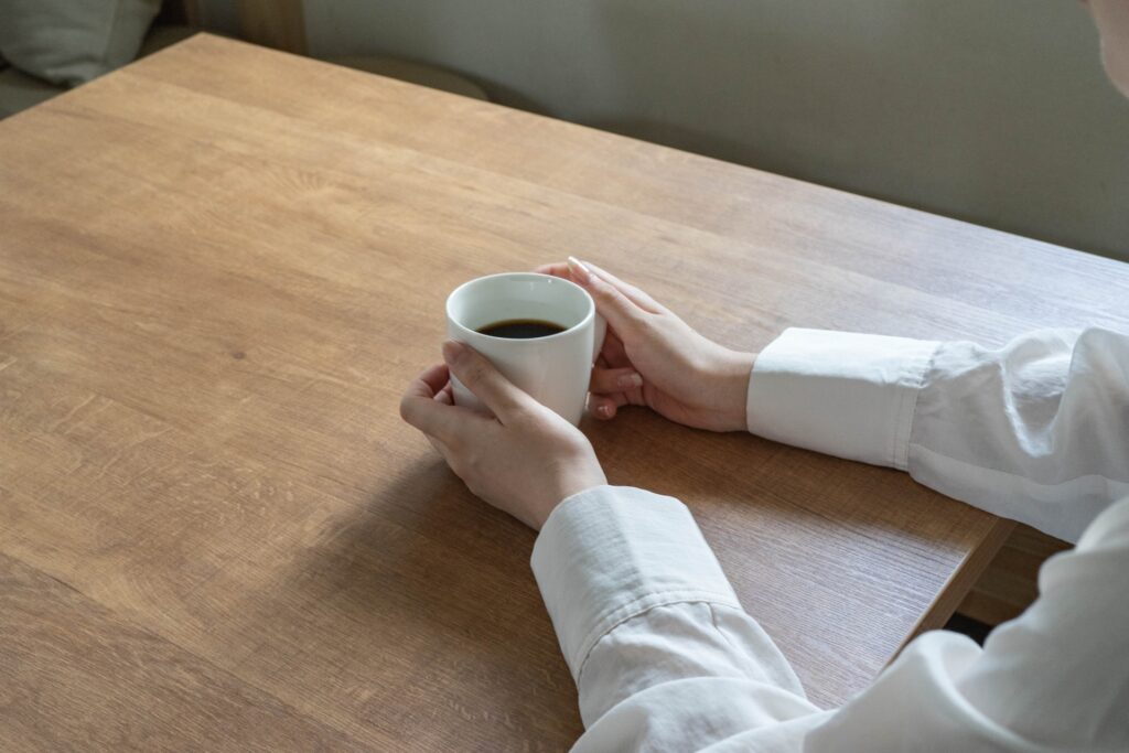 ホットコーヒーを飲みながら温まっている人