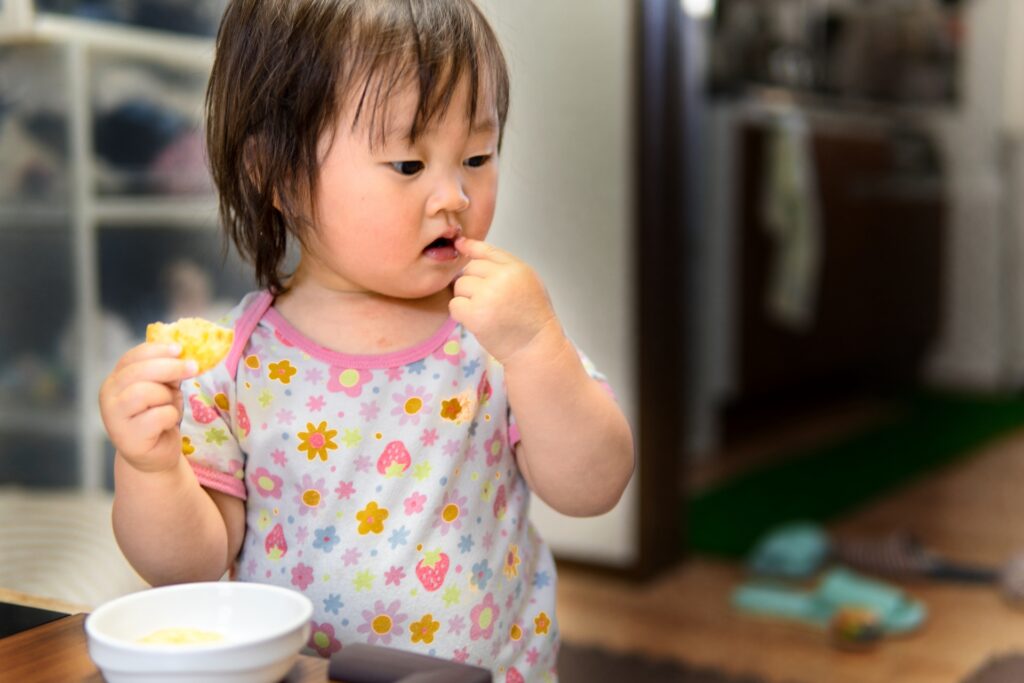 口をぽかんと開けている子ども