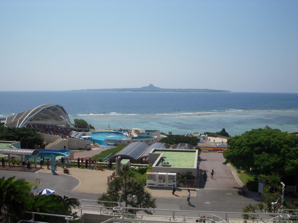 美ら海水族館の外観を撮影した写真