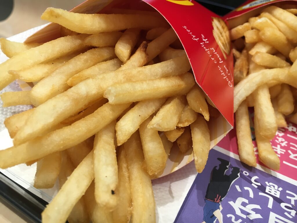 マクドナルドで会食している人