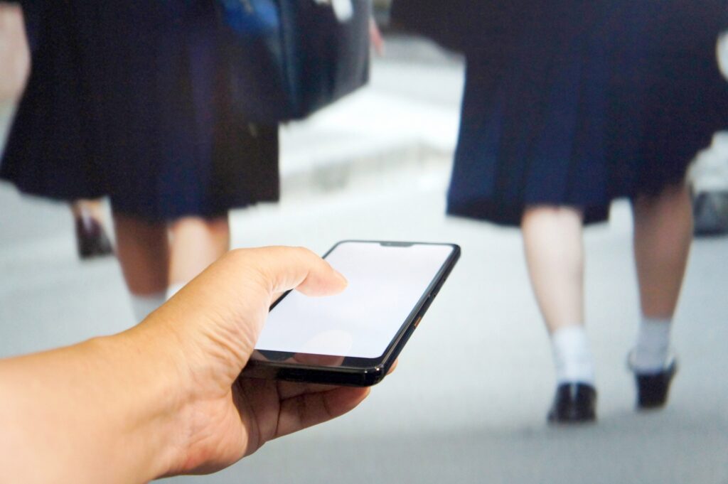 盗撮している人をイメージした写真