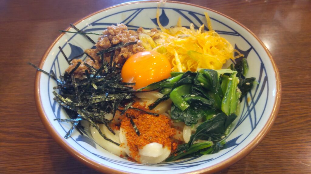 丸亀製麺のうどんを食べている人