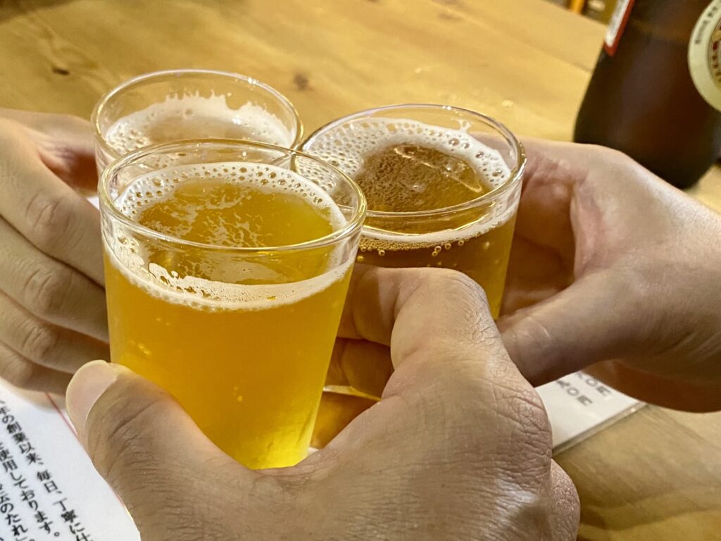 飲み会に参加している社員をイメージした画像
