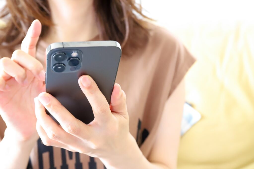切り抜き動画のコンテンツを閲覧している女性