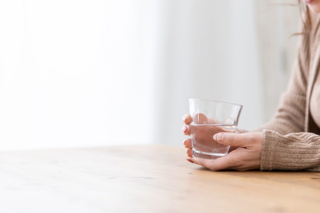 水道水を飲んでいる女性