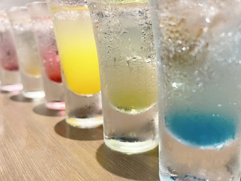 お酒を飲んでいる人