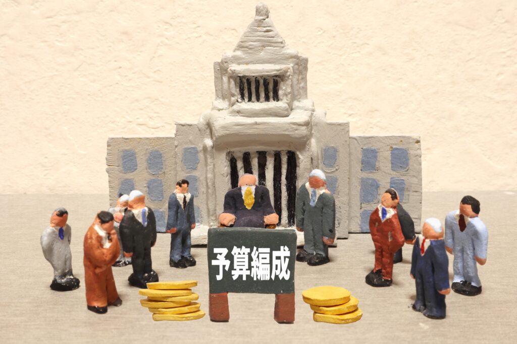 予算案を検討している政府をイメージした画像