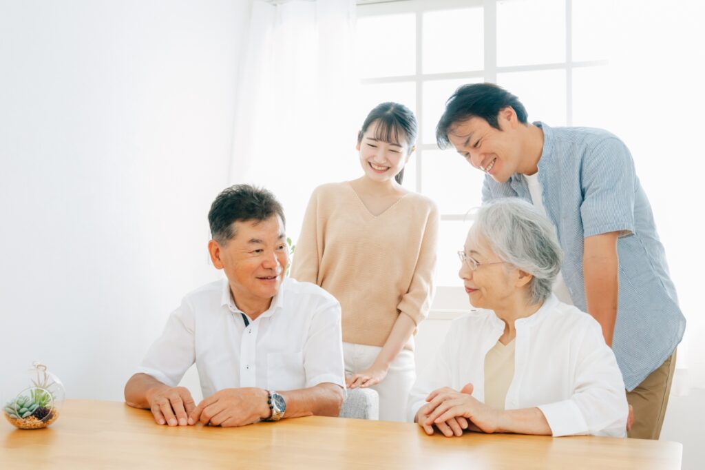高齢の両親と話している人