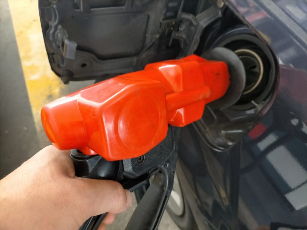 レギュラーガソリンを給油している人