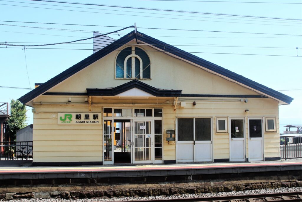 朝里駅の外観を撮影した画像