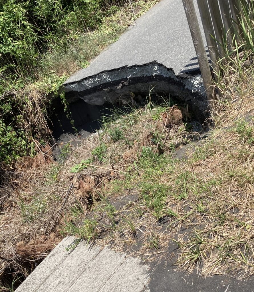 道路が陥没している現場を撮影した画像