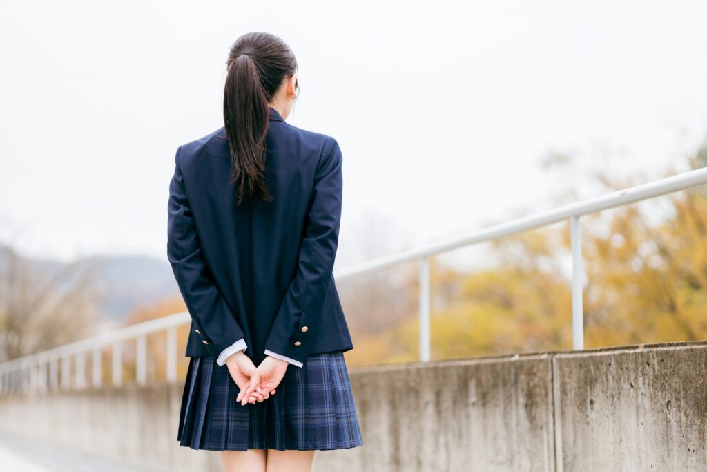 一人で悩みを抱えている中学生をイメージした画像