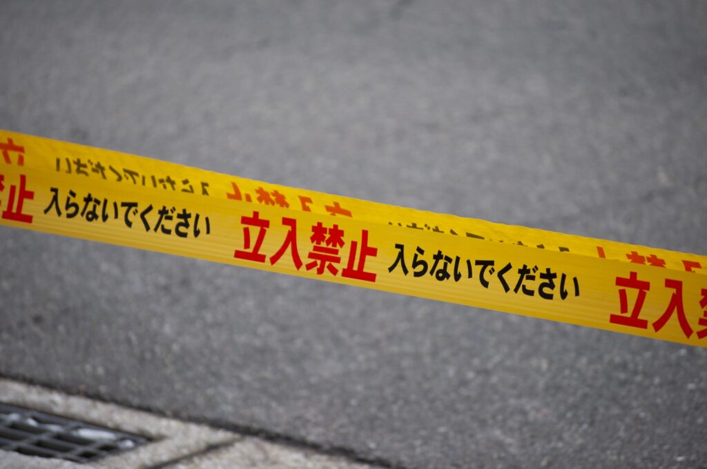 立入禁止のテープを貼っている事件現場をイメージした写真
