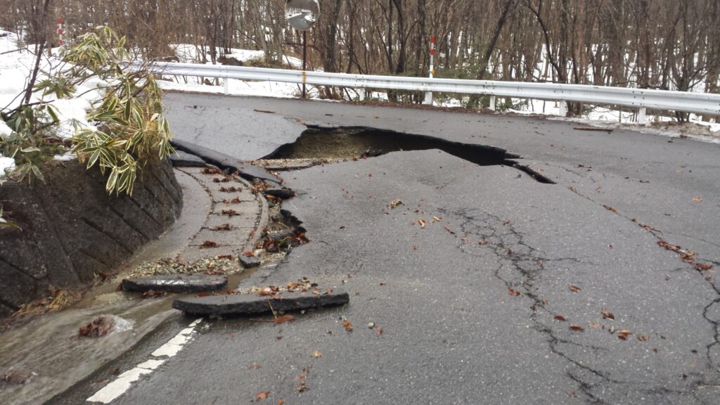 陥没している道路をイメージした写真