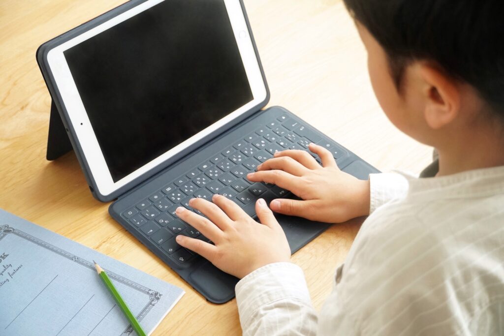 タブレットを操作している学生