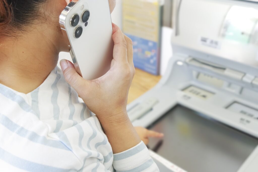 ATMを利用している人