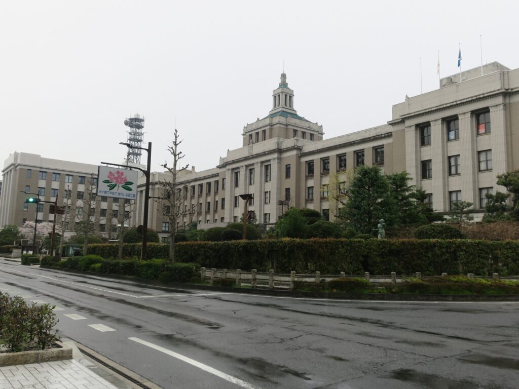滋賀県庁の外観を撮影した画像