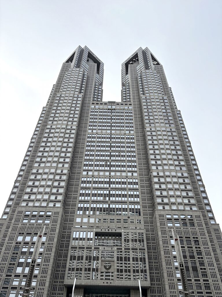 東京都庁の外観を撮影した画像