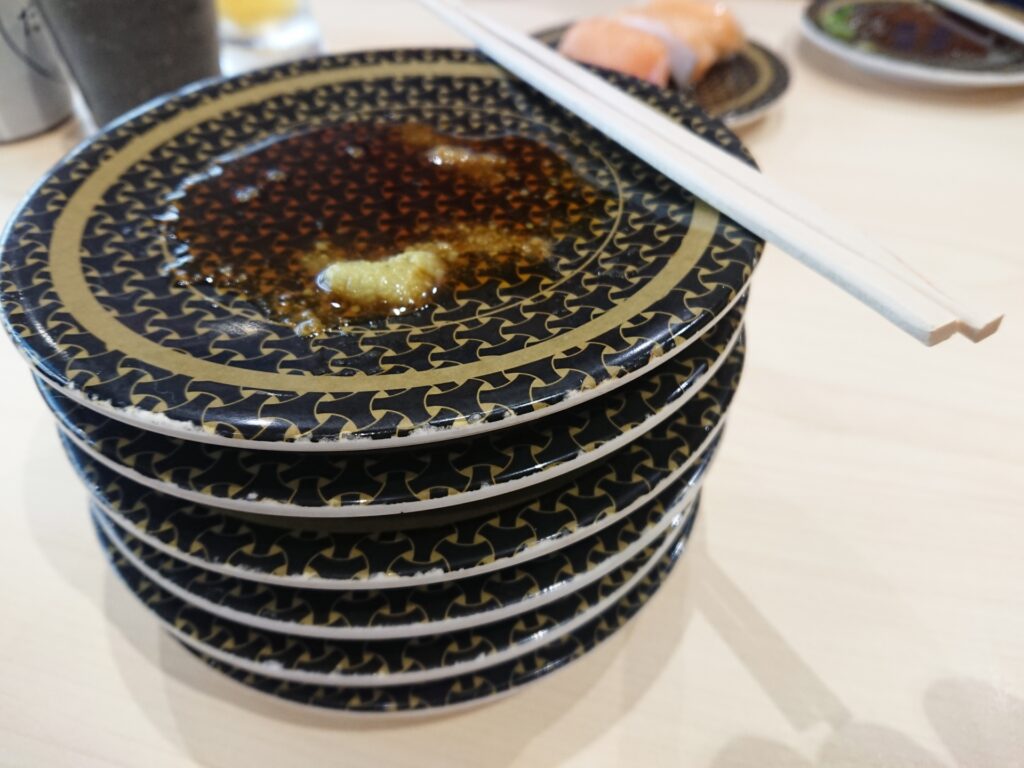 はま寿司のお皿を撮影した画像
