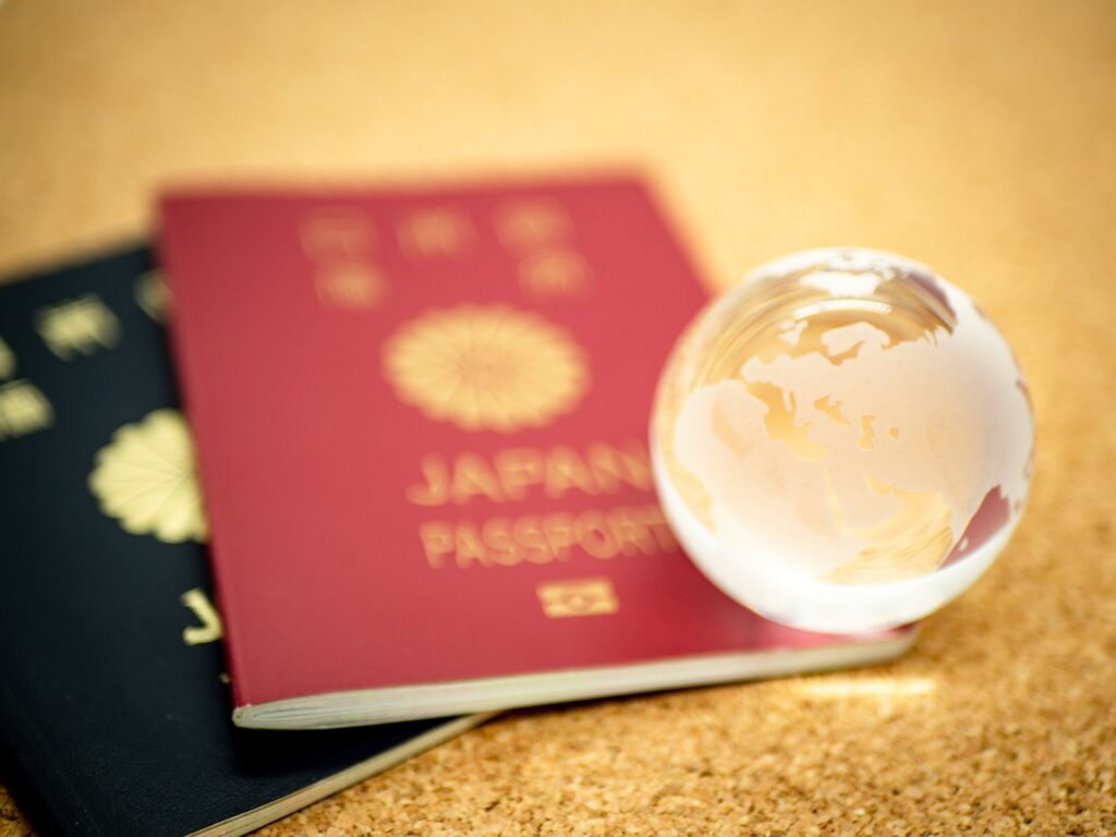 入国審査している人