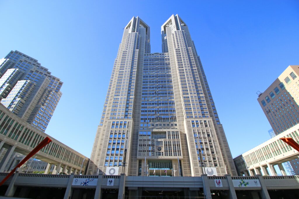 東京都庁の外観を撮影した画像
