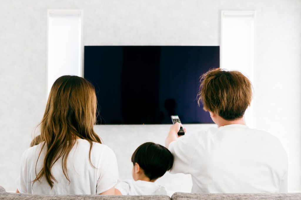 テレビ番組を視聴している人