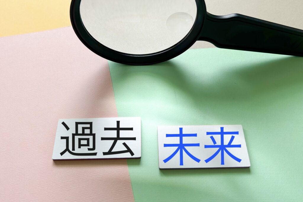 過去を振り返っている人をイメージした画像