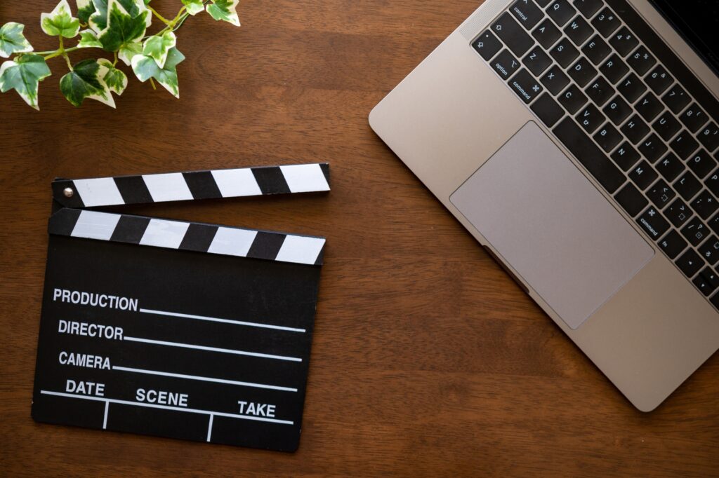 映画を撮影している監督