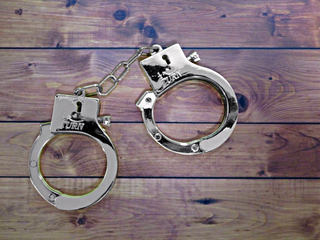 犯人を逮捕している警察官