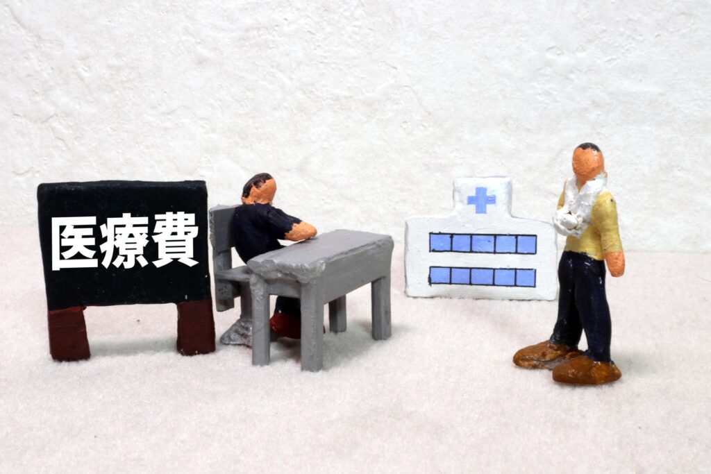 医療費の明細をチェックしている人